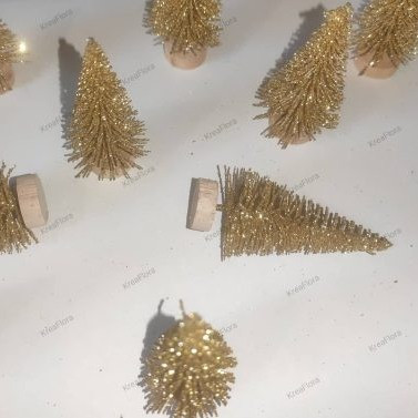 Mini arany dekor fenyőfa, fa talppal - 6 cm